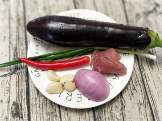 烤肉末茄子，百吃不厌,材料:茄子，猪肉，洋葱，红辣椒，香葱，大蒜