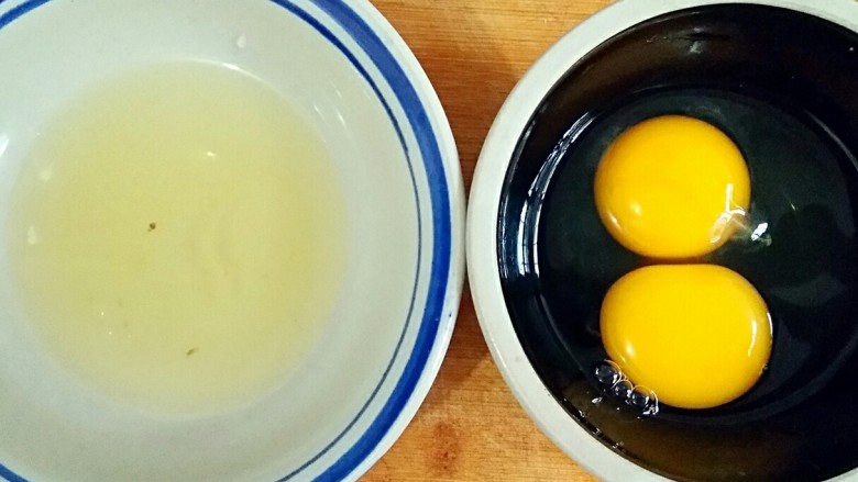 波点蛋包饭,两个<a style='color:red;display:inline-block;' href='/shicai/ 9'>鸡蛋</a>：分离出一个<a style='color:red;display:inline-block;' href='/shicai/ 9'>鸡蛋</a>的蛋清，蛋黄与另一全蛋一起打散。