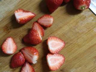 草莓牛奶羊羹,草莓洗净，对半切开。如果草莓太大可以切小块一点。