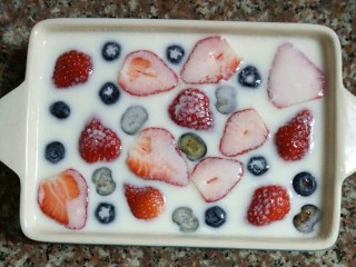 草莓牛奶羊羹,把牛奶溶液倒入容器中，放入洗净切好的草莓，和其他水果。水果会浮在表面。然后放入冰箱，冷藏四小时以上。