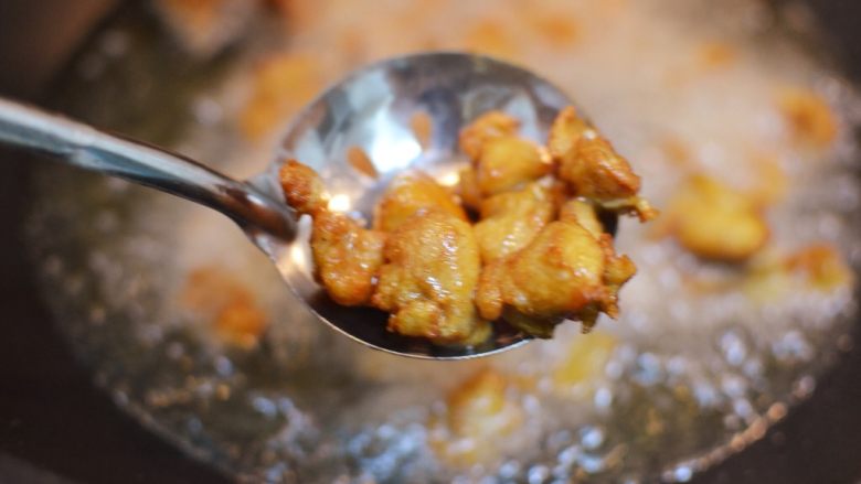 辣子鸡丁,调大火，待油温升到220，再次放入鸡块复炸至表皮酥脆。捞起来备用。
