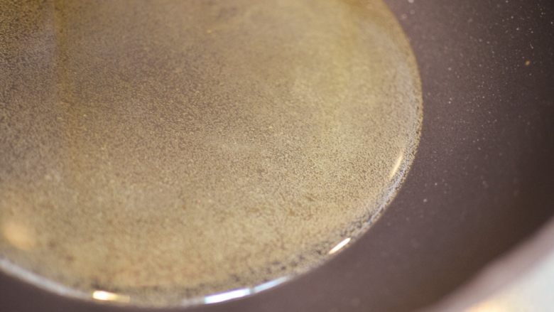 辣子鸡丁,锅中油放宽，烧热至160度。