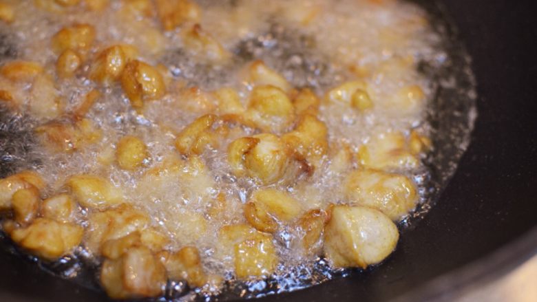 辣子鸡丁,调中火放入鸡块，炸至金黄后，捞出来。（这个时候，鸡块里面已经熟了，但是表皮并不酥脆。）