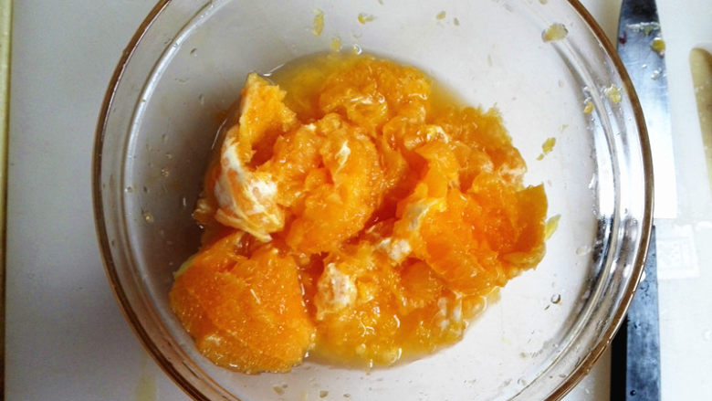 #百变水果#鲜橙布丁,用刀从侧面慢慢把橙肉与皮分用，取出果肉，