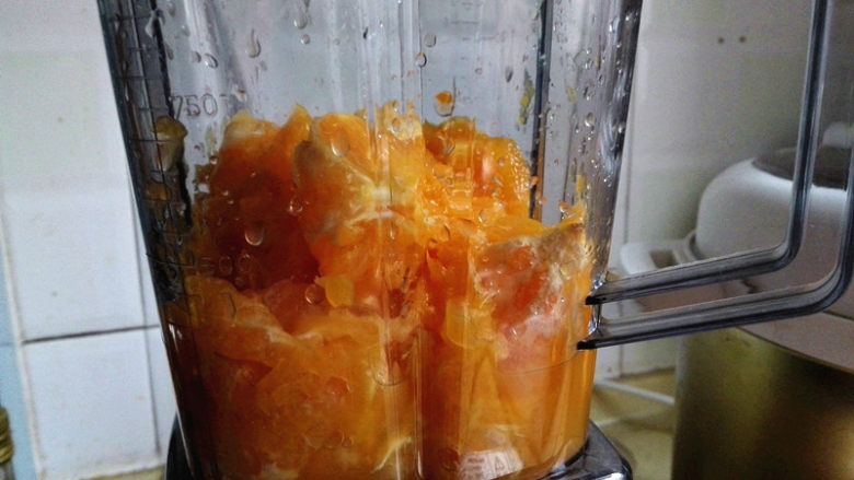 #百变水果#鲜橙布丁,把橙子果肉倒入破壁机里，