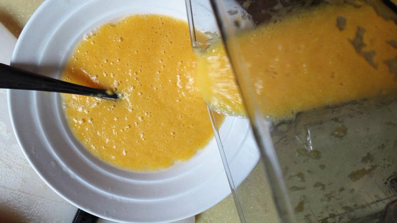 #百变水果#鲜橙布丁,把榨好的橙汁倒入其中，搅拌均匀，
