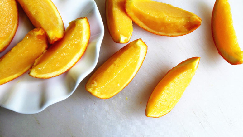 #百变水果#鲜橙布丁,取出切成你喜欢的大小，就可以食用了，