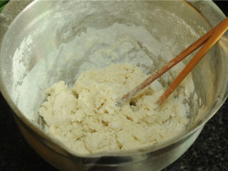 韭菜盒子,面粉中先加入开水，用筷子拌成絮状