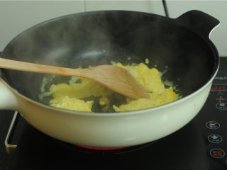 韭菜盒子,锅中倒热油，倒入鸡蛋液，一边倒一边用筷子搅散，蛋液凝固后关火晾凉。