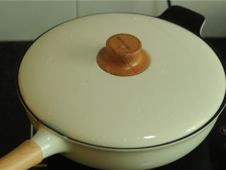 韭菜盒子,盖上盖子，小火焖至水份收干，锅里发出吱吱的响声就表示盒子熟透了。