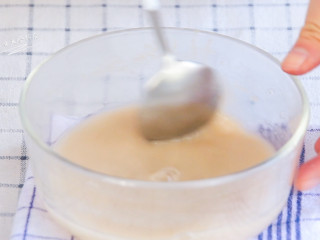 干果燕麦藕粉糕,用一点清水将藕粉全部化开 ，再将其余清水全部加入。
>>冷水就好，不需要热水。
