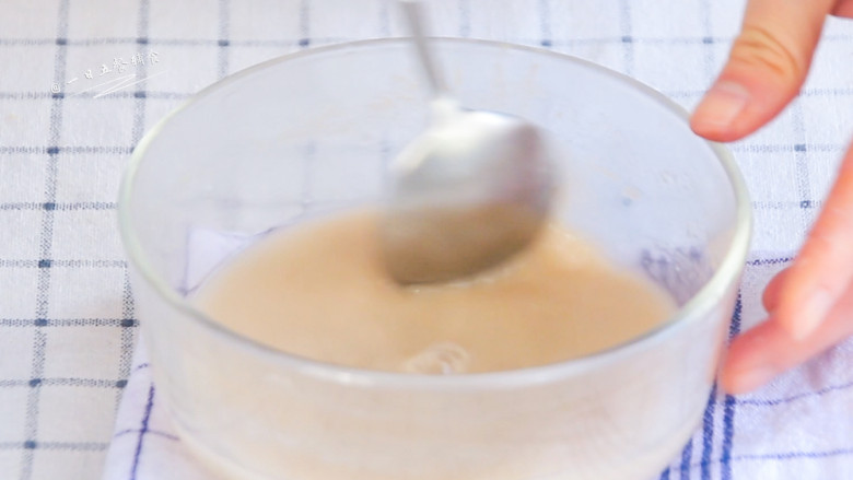干果燕麦藕粉糕,用一点清水将藕粉全部化开 ，再将其余清水全部加入。
>>冷水就好，不需要热水。
