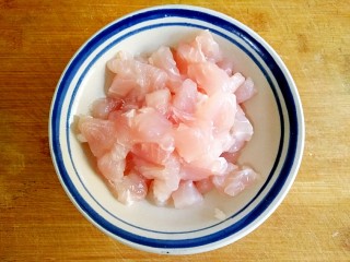 鱼米之乡,龙利鱼在微化状态下切成丁放入碗中。