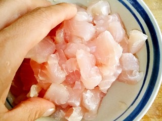 鱼米之乡,用手抓匀腌制10分钟。