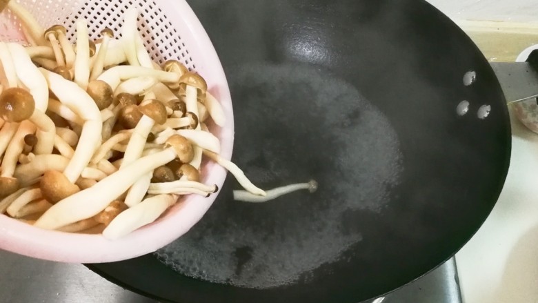 蟹味菇鸡蛋汤,烧开烧开半锅水放入蟹味菇
