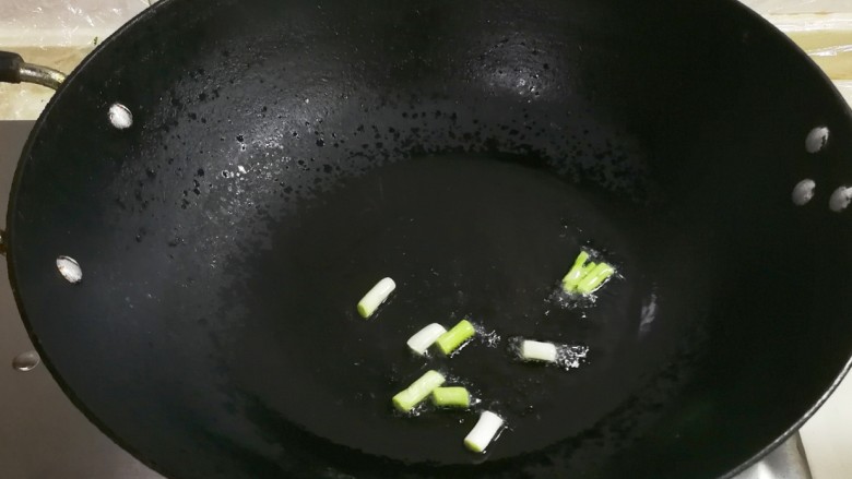 蟹味菇鸡蛋汤,热锅凉油放入葱白