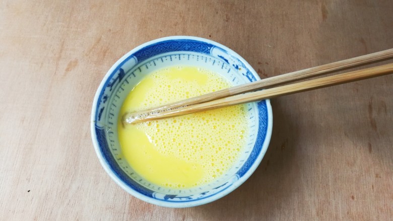 蟹味菇鸡蛋汤,用筷子打散