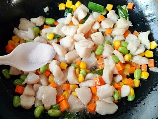 鱼米之乡,最后放入适量盐和鸡精调味即可。