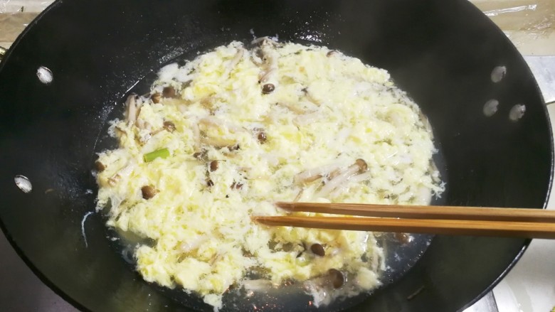 蟹味菇鸡蛋汤,一边淋一边用筷子慢慢划圆使蛋液漂浮