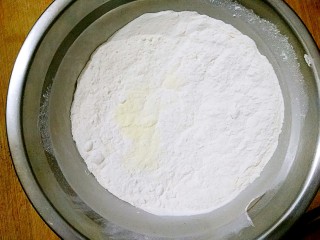 做饼+芝麻糖奶香菊花饼――这样的能量早餐敲好吃,将奶粉和面粉混合。