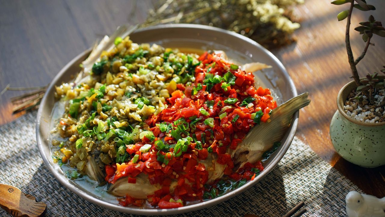 简易家庭版剁椒鱼头，轻轻松松仅能学会家宴“大菜”！