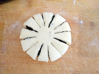 做饼+芝麻糖奶香菊花饼――这样的能量早餐敲好吃,收口朝下，压扁，边上均匀切分。