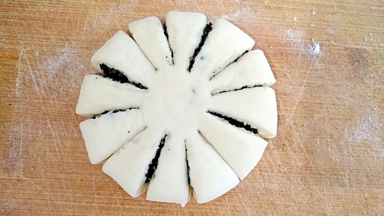 做饼+芝麻糖奶香菊花饼――这样的能量早餐敲好吃,收口朝下，压扁，边上均匀切分。