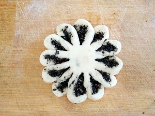 做饼+芝麻糖奶香菊花饼――这样的能量早餐敲好吃,顺一个方向整成花瓣状，这样菊花就做好了。