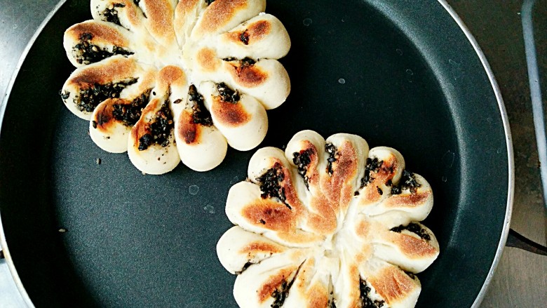 做饼+芝麻糖奶香菊花饼――这样的能量早餐敲好吃,不沾平底锅预热一下，放进做好的菊花小火加盖，烙至两面微黄变熟即可。
