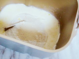 熊猫豆包,这次我用的面包机和面，和手揉方式一样，如果手揉方式不是很熟悉可以翻下我之前的食谱有手揉版和面步骤