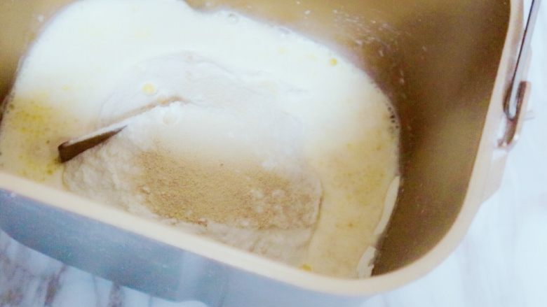 熊猫豆包,将所有原料倒入面包机中，启动和面功能10分钟就可以了