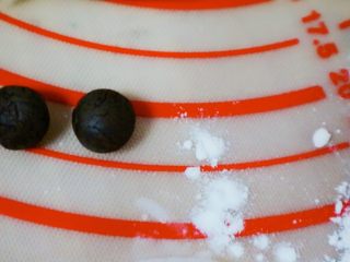 熊猫豆包,然后我们开始做熊猫的耳朵，我用了1g黑面团，先揉成光滑的圆球