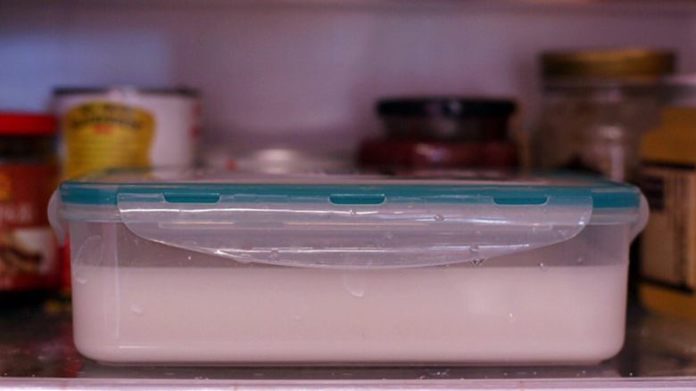 陕西小吃—凉皮,将洗面水倒入保鲜盒中冷藏至少六个小时