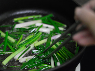 葱油拌面,用筷子翻版均匀，用小火开始熬葱油