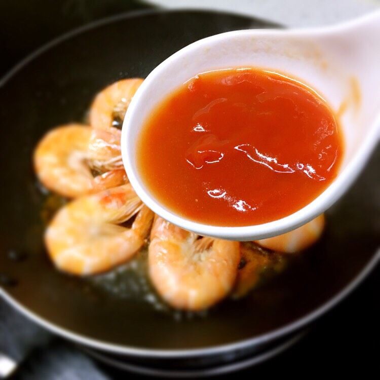 番茄大虾🍅,番茄酱➕适量清水淋入锅中，小火慢炖5分钟关火出锅