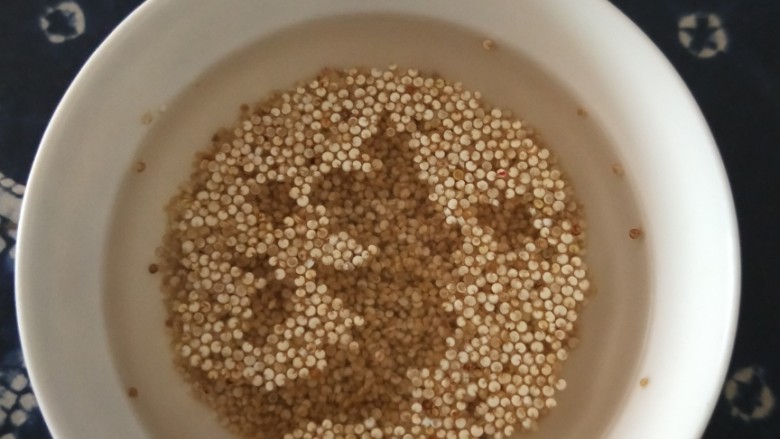 五谷杂粮木桶饭,如果有加入藜麦，由于藜麦颗粒小，宜用另外的容器浸泡，藜麦只需要提前半小时浸泡，活性高的藜麦会出小芽。