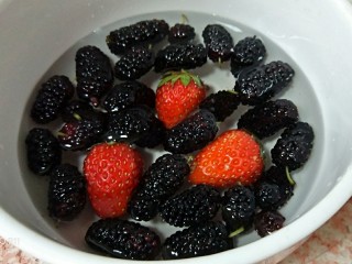 百变水果+梦幻养颜桑葚燕麦奶昔,桑葚和草莓用淡盐水泡几分钟