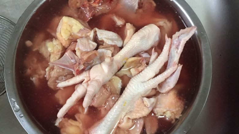 红烧鸡,把鸡剁成块放在凉水浸泡出血，隔夜最好，烧之前清洗几遍。