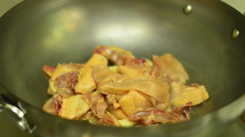 花菇焖鸡肉,随后放入鸡肉炒制
