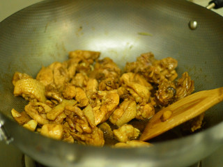 花菇焖鸡肉,调入生抽、老抽、料酒、香菇酱，炒至上色