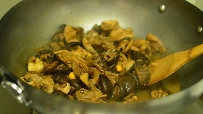 花菇焖鸡肉,最后开大火，不断翻炒收汁，待汁收的浓稠时，调入少量盐即可