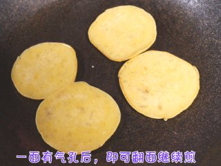 超简单 香蕉松饼,煎的过程中，表面会出现小孔，等小孔均匀分布后，就可以翻面继续煎。