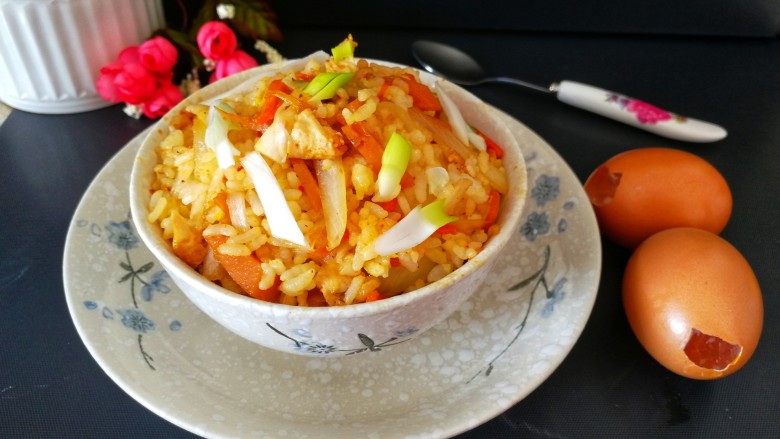 #炒饭秀#_韩式炒饭,一碗金黄诱人的米饭炒好了，看着就好好吃的样子吧。