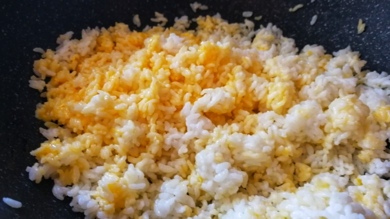 #炒饭秀#_韩式炒饭,把鸡蛋黄搅拌均匀浇到米饭上翻炒