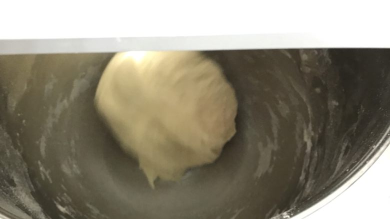 蜂蜜肉松面包卷,厨师机二档揉成面团。