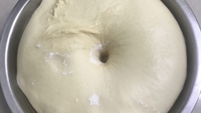 蜂蜜肉松面包卷,送进发酵箱温度在28度，发酵二倍大，用手指沾面粉戳洞洞口不回缩不榻陷为好。
