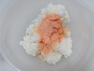 樱花寿司,先取150g米饭加入鱼松粉拌匀。也可以加寿司醋，沙拉酱等无色的调味料