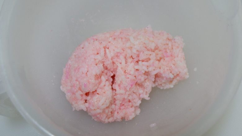 樱花寿司,完成的粉色米饭