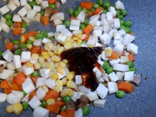 多彩杏鲍菇,翻炒均匀后，加入一大勺蚝油