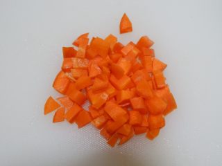 多彩杏鲍菇,胡萝卜去皮或者不去都可以，切成小丁